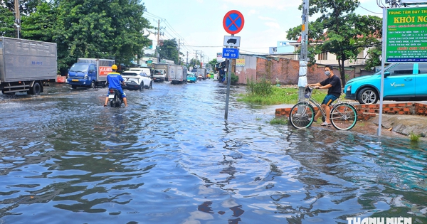Mưa lớn trưa 21.10, 'rốn ngập' ở TP.HCM lênh láng nước đen ngòm