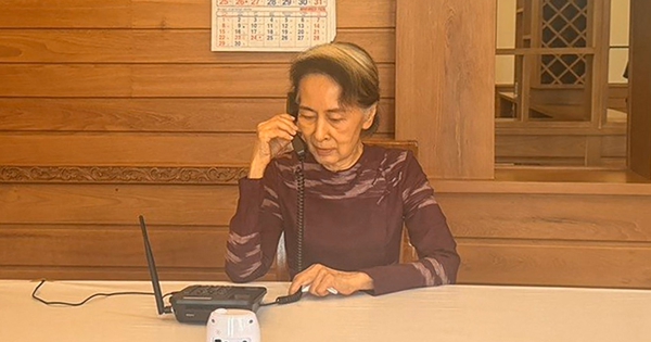 Bà Aung San Suu Kyi lần đầu được gọi điện với con trai sau 5 năm