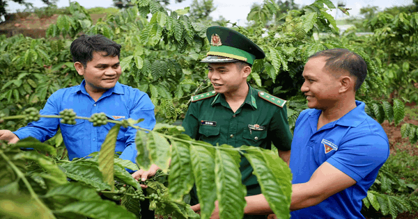 Người trẻ giữ tiếng cồng chiêng giữa buôn làng vùng biên
