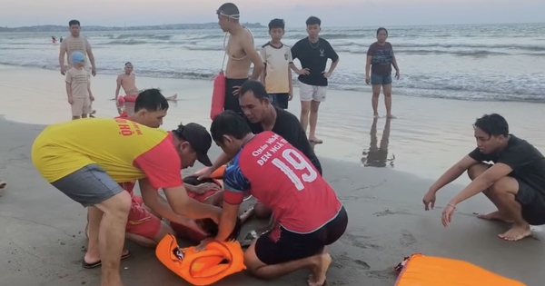 Cứu kịp thời 2 người bị sóng cuốn ra xa bờ biển Mỹ Khê