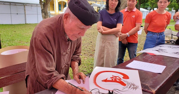 Thư pháp gia cả nước hội tụ về Huế trình diễn 'Hồn Việt qua nét bút'