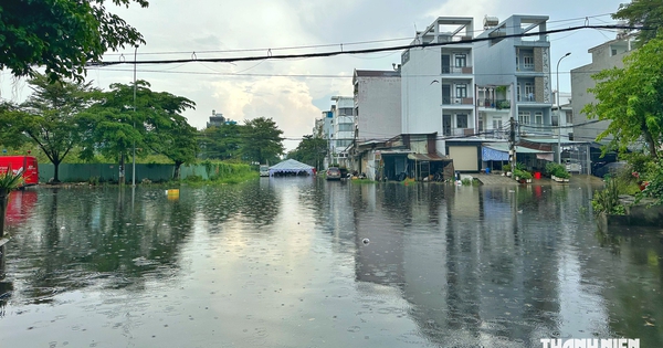 Mưa lớn ở TP.HCM chiều 22.10: Khu dân cư Bình Hưng ngập mênh mông