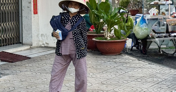 Vòng xoáy đường cùng sinh kế, người bán vé số dạo gánh bao nhiêu rủi ro?