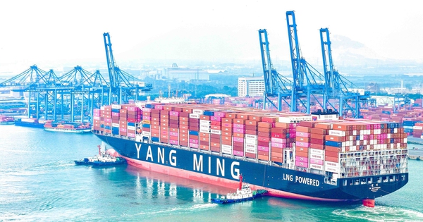 Tân Cảng - Cái Mép lần đầu tiên đón tàu 'khủng' sử dụng nhiên liệu kép