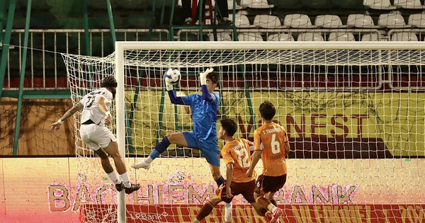 SLNA chiếm đỉnh V-League, HAGL tiếp tục trượt dài