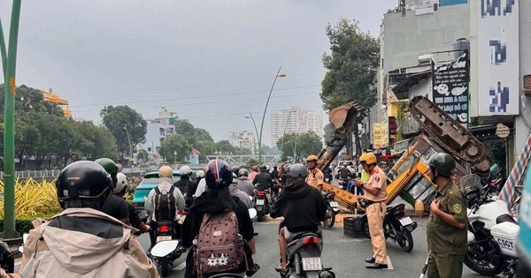 Xe múc lật ngửa trên đường Hoàng Sa, giao thông ùn ứ