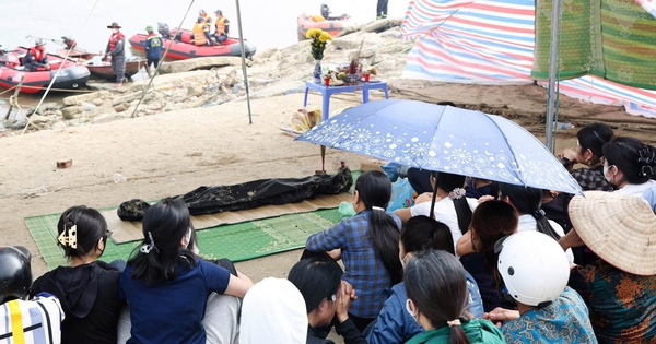 Nghi mẹ nhảy cầu cùng con nhỏ, đã tìm thấy thi thể bé trai 2 tuổi