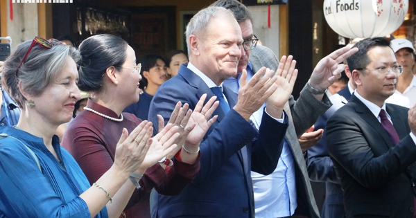 Thủ tướng Ba Lan Donald Tusk tham quan phố cổ Hội An, nghe hát bài chòi