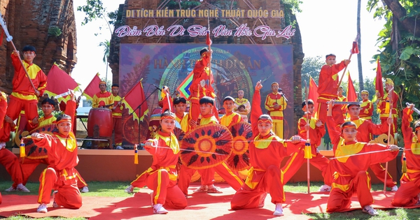 Biểu diễn trống trận Quang Trung, võ cổ truyền Bình Định tại Tháp Đôi ở Quy Nhơn