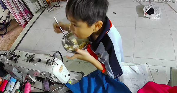 Cậu bé 9 tuổi tự chiên cơm nguội ăn sáng, dặn mẹ cứ ngủ thêm