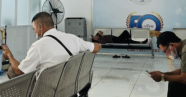 Sử dụng điện thoại nơi công cộng, nên có ý tứ