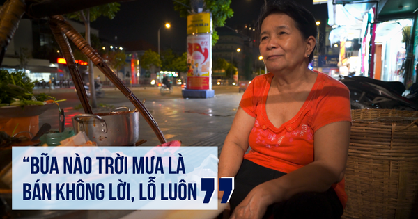 Gánh bánh mì đêm hơn 30 năm ở TP.HCM: Lời đủ sống qua ngày, còn dư thì cho hết