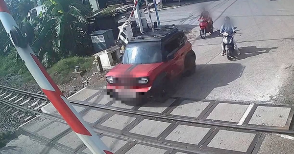Vượt đường sắt bất chấp đèn đỏ, tài xế ô tô bị phạt 19 triệu đồng
