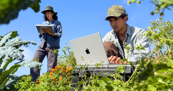 MacBook Pro M6 ra mắt với giá ngang ngửa iPhone Duo
