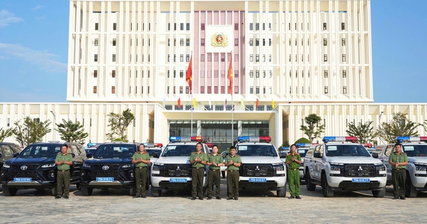 Huế trang cấp dàn xe bán tải hiện đại cho công an xã, phường