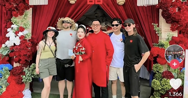 Khách Tây đi ngang đám cưới ở Cần Thơ, được mời vào còn bỏ phong bì mừng cưới