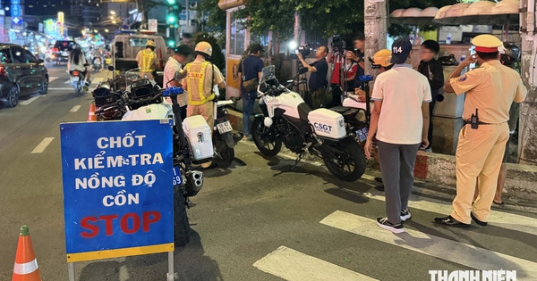 CSGT TP.HCM kiểm tra nồng độ cồn gần quán nhậu, dùng mô tô ngăn người né chốt