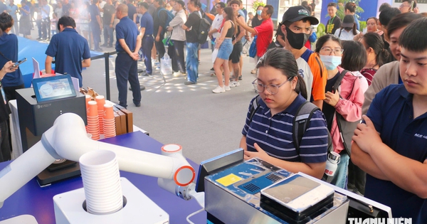 Rủ nhau ra phố đi bộ uống cà phê miễn phí do robot pha chế