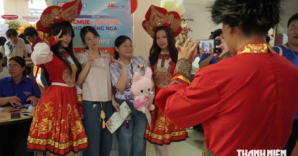 Sinh viên thích thú như được… đi du lịch nhiều nước ngay tại trường