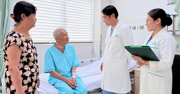 Cụ ông 73 tuổi ngừng tim khi chỉ còn 10 phút đến bệnh viện