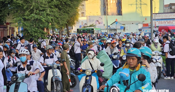Vì sao cổng trường ở TP.HCM vẫn kẹt cứng dù có lực lượng phân luồng?