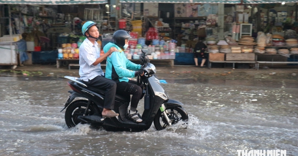 Không mưa, triều cường biến đường TP.HCM thành sông giữa giờ tan tầm