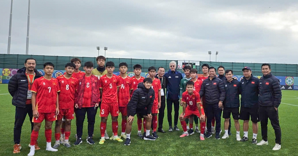 Chủ tịch VFF và Giám đốc FIFA Arsene Wenger đến sân động viên U.15 Việt Nam tại World Cup