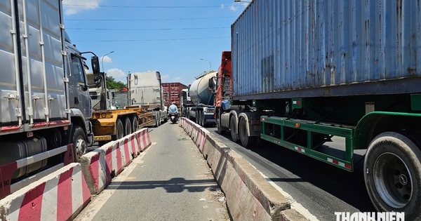 TP.HCM tách làn xe container với xe máy, ô tô con trên đường Võ Chí Công