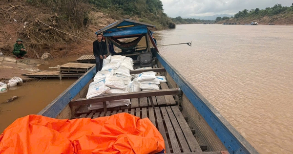 Khởi tố 2 bị can dùng thuyền chở đường lậu vượt sông Sê Pôn