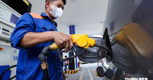 Giá xăng dầu hôm nay 30.10.2026: Trong nước và thế giới biến động trái chiều
