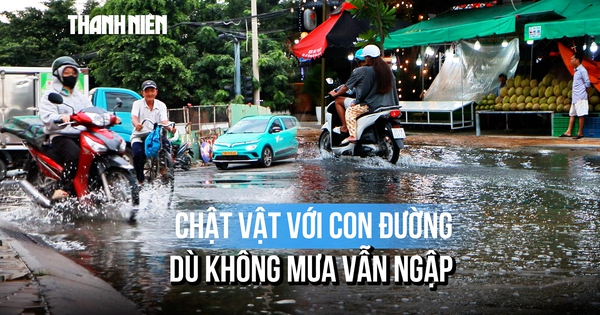 Không mưa vẫn ngập, người dân Hóc Môn chật vật qua nút giao đang thi công