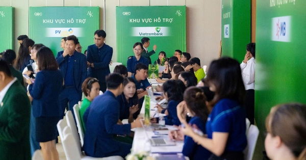 Đông đảo khách hàng thẩm định tại sự kiện khai trương mô hình kiến trúc A&K Tower