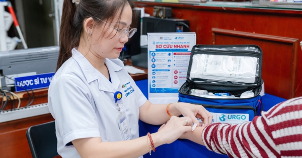 Dược sĩ 'cánh tay nối dài' hỗ trợ sơ cấp cứu người dân trong những ngày mưa lớn