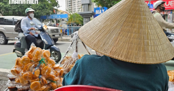 Chồng và con trai duy nhất qua đời, bà mưu sinh bên mâm bánh tráng me