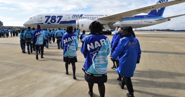 360 người cùng kéo máy bay Boeing 787 nặng hơn 130 tấn