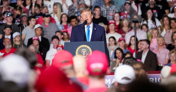 Giá xăng tăng mạnh, ông Trump nói vì Ukraine tấn công nhà máy dầu Nga
