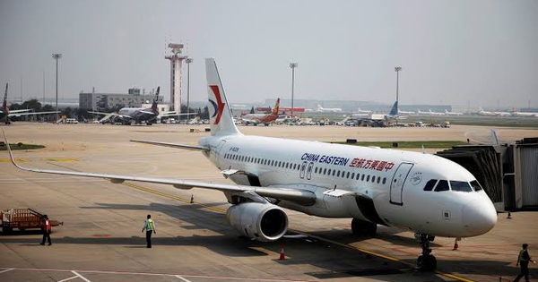 Hãng hàng không Trung Quốc cấm bay hành khách bắt tiếp viên quỳ gối
