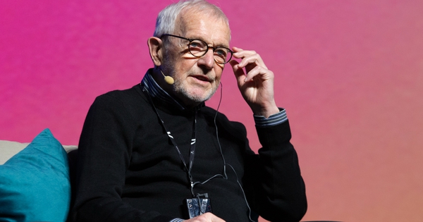 Giải Nobel Vật lý cho người săn tìm 'sứ giả vũ trụ'