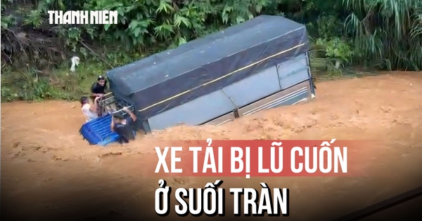 Tiếng hét hoảng loạn chứng kiến cảnh 3 người chới với trên mui xe tải bị lũ cuốn
