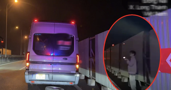 Dừng xe trên cao tốc, tài xế đứng sát làn xe chạy bật đèn flash cảnh báo