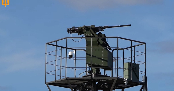 Ukraine triển khai súng robot AI săn UAV