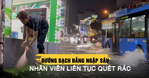 Mưa lớn chiều tối 7.10: Đường Bạch Đằng ngập quá vỉa hè, nhân viên tất bật quét rác