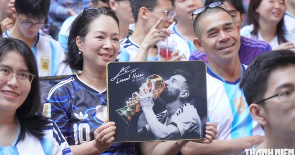 Dậy từ 3 giờ sáng để cổ vũ thần tượng Messi đá trận chia tay