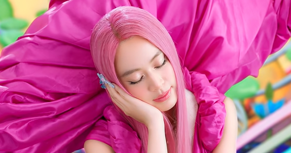 Hoàng Thùy Linh tái xuất gây chú ý