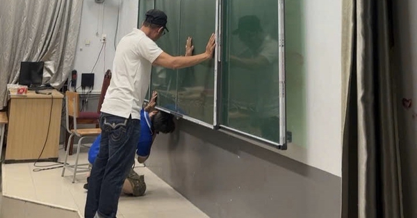 TP.HCM: Lớp đã có bảng mới sau 3 ngày không bảng, giáo viên phải viết lên tường