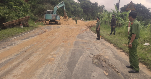 Thông tuyến đèo Đa Mi sau sạt lở, tiếp tục dọn đất đá