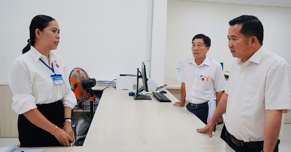 Ông Đinh Văn Nơi kiểm tra việc xử lý hồ sơ đất đai ở Phú Quốc
