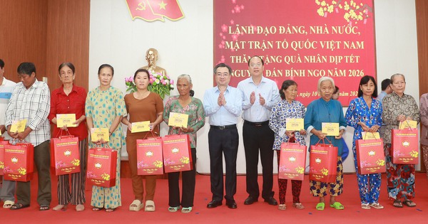 Ủy viên Bộ Chính trị Nguyễn Thanh Nghị tặng quà tết ở Cà Mau