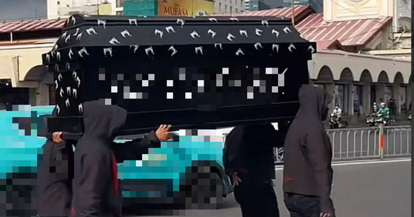 Xét xử 11 bị cáo 'khiêng quan tài trước chợ Bến Thành' để PR bán hàng