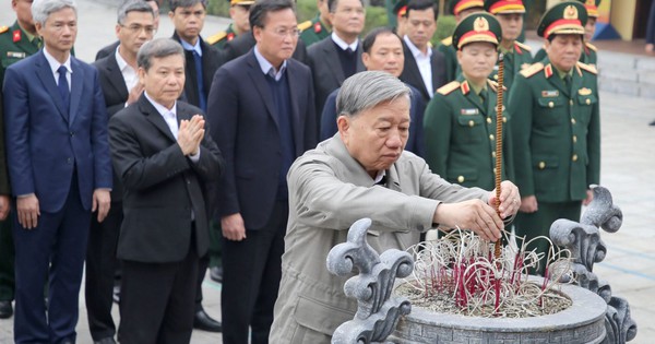 Tổng B&iacute; thư T&ocirc; L&acirc;m d&acirc;ng hương tưởng niệm cố Tổng B&iacute; thư Nguyễn Văn Linh, Nguyễn Văn Cừ